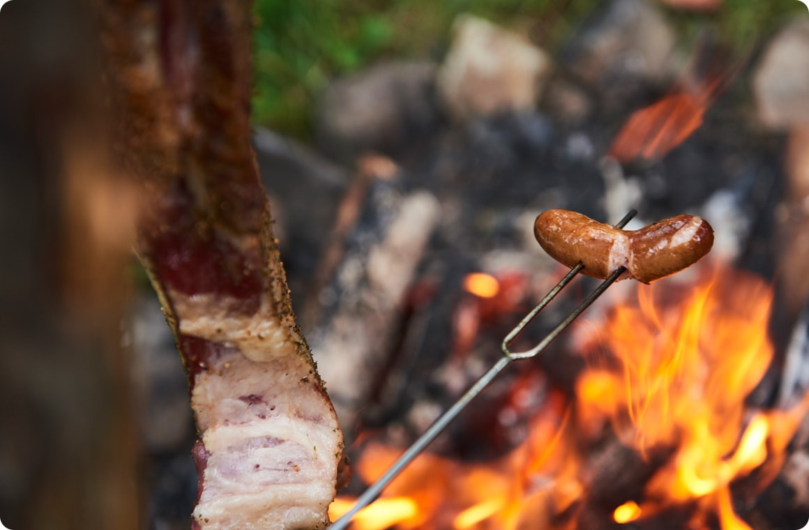 ソーセージを焼く画像