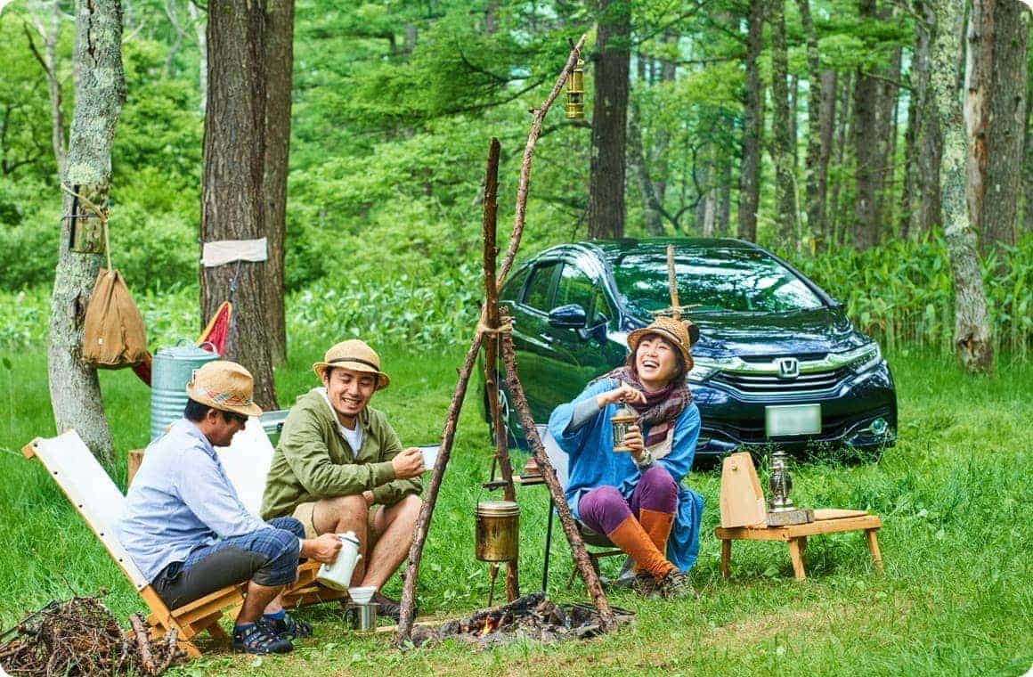 キャンプで談笑するこいしゆうかの画像