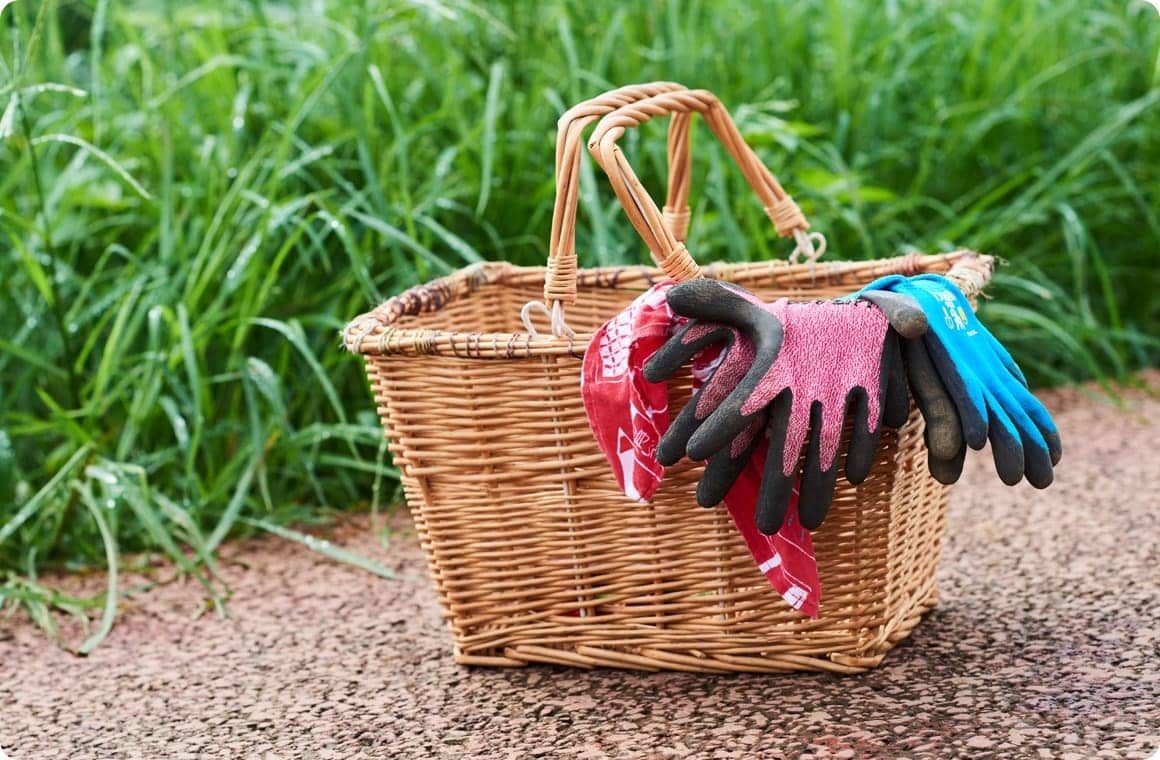 カゴと軍手の画像