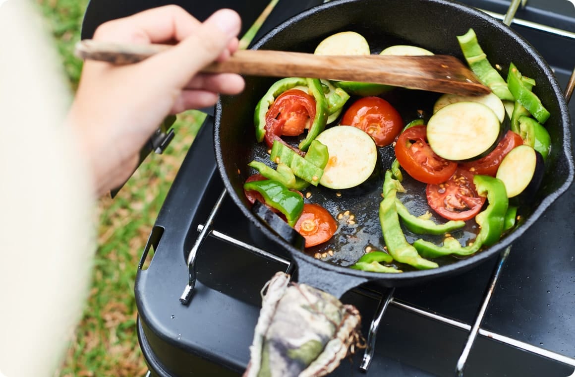 収穫した野菜を炒める画像