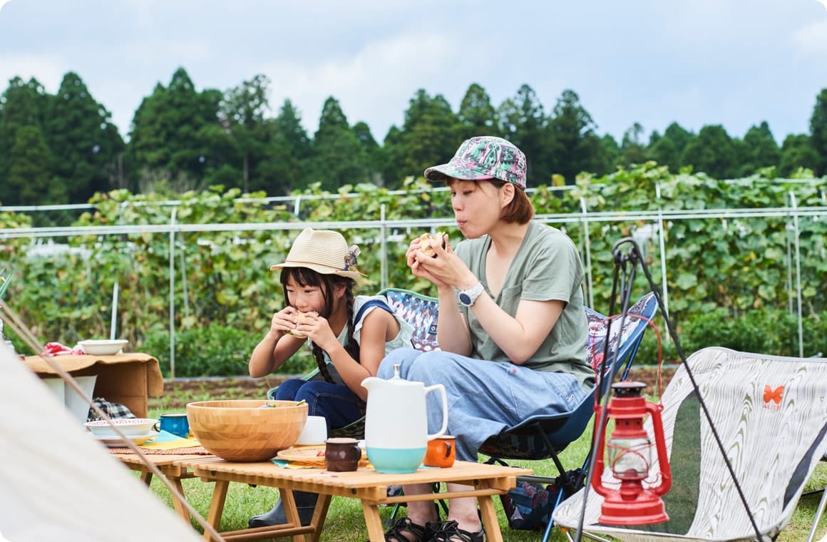 パンを食べるこいしゆうかと咲良ちゃんの画像