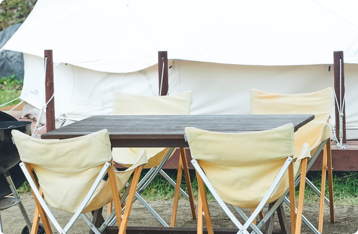 飾り付けをする前のテーブルの画像