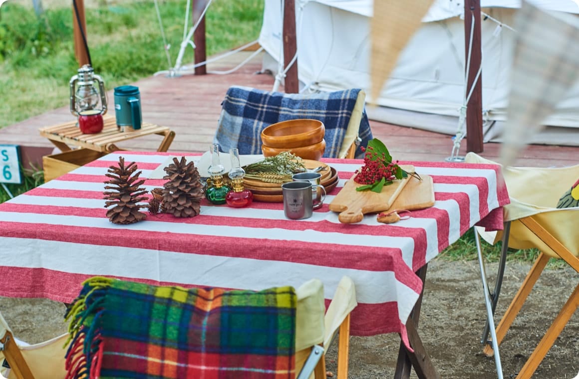 飾り付けをしたテーブルの画像