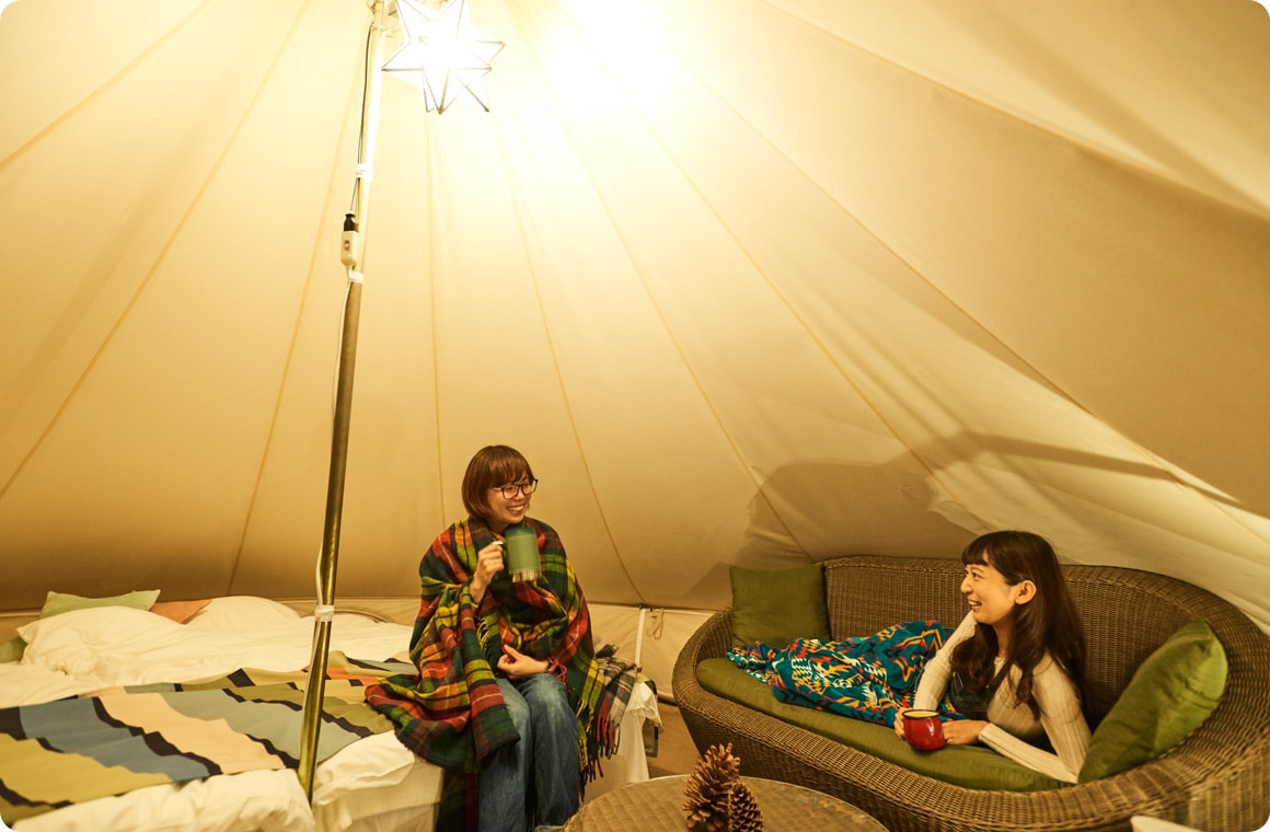テントの中でくつろぐこいしゆうかと風美さんの画像