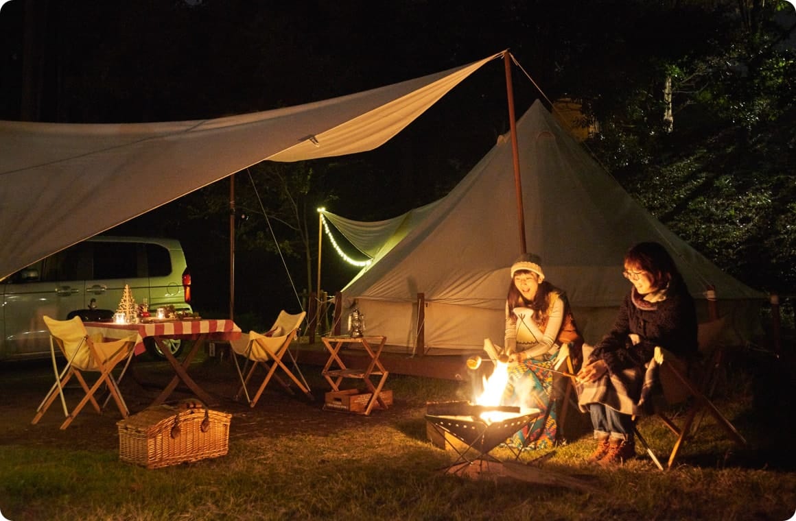 焚き火を楽しむこいしゆうかと風美さんの画像