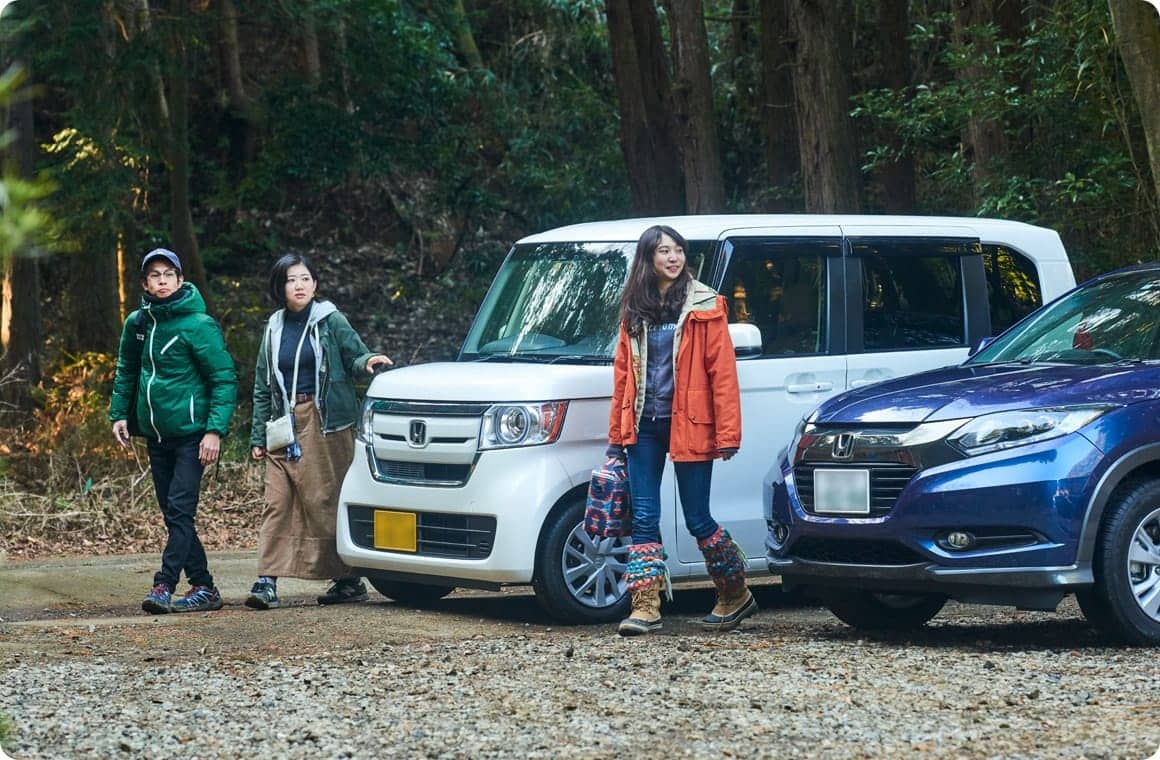 キャンプ場に到着したキャンパーの画像