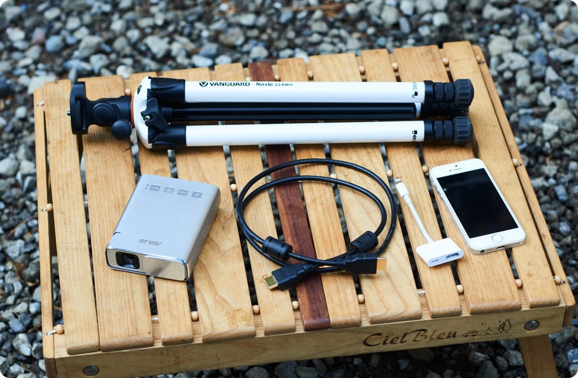 モバイルプロジェクター、スマートフォン、出力ケーブル、三脚の画像