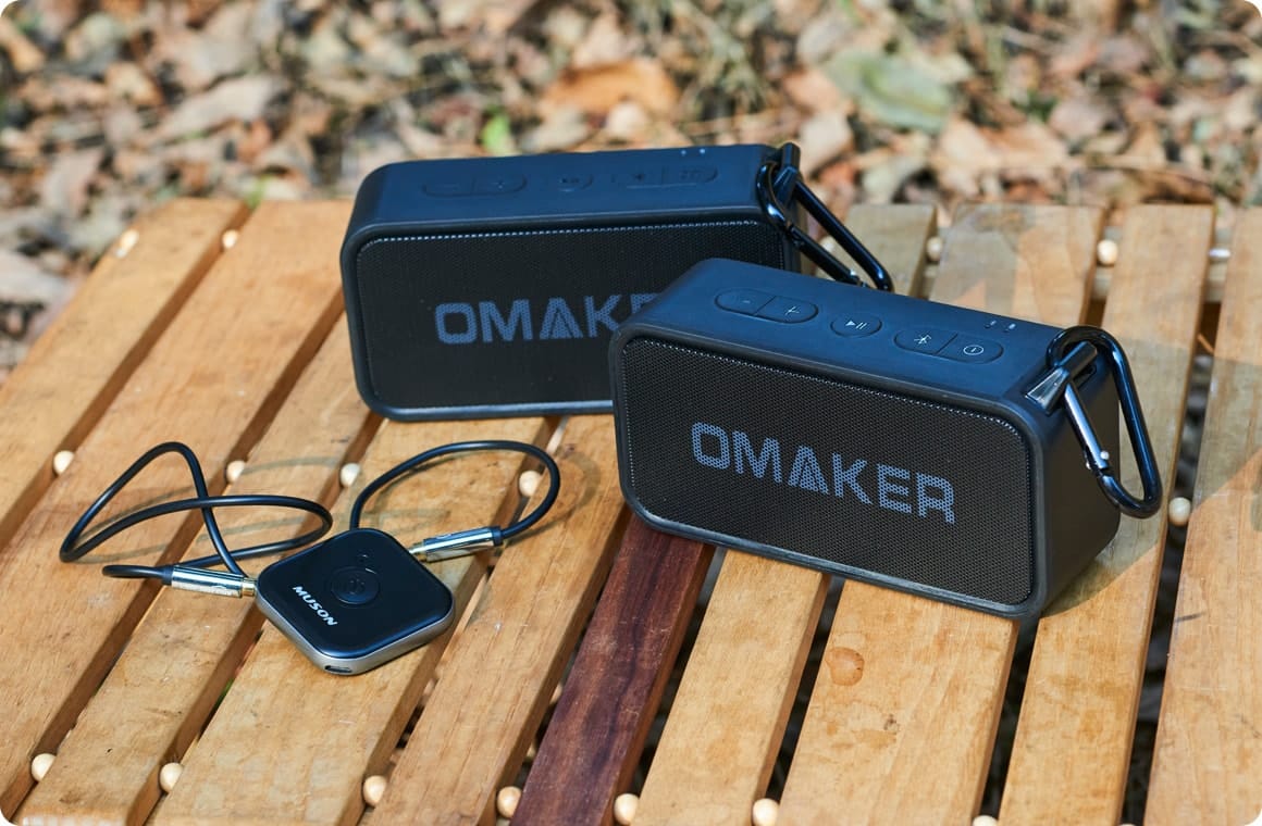 モバイルスピーカー２台とトランスミッターの画像