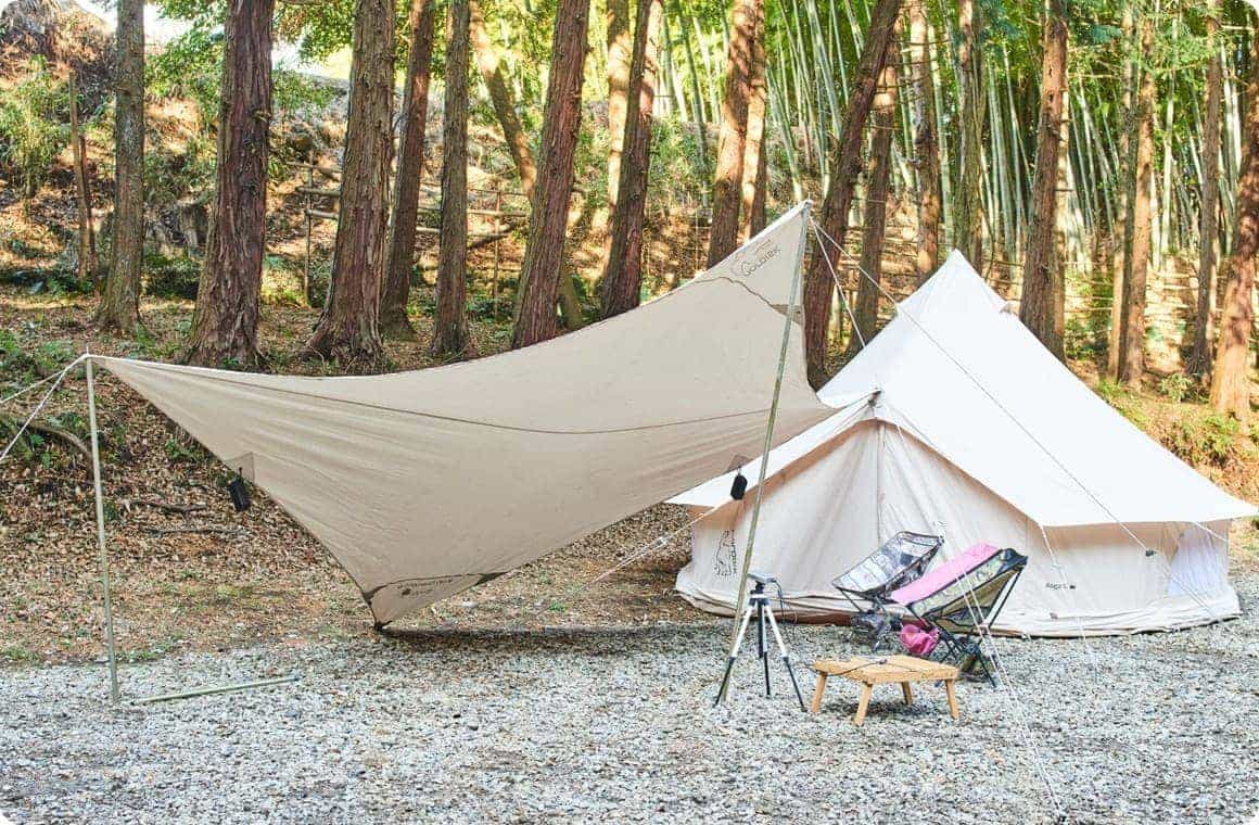 斜めに張ったタープの画像