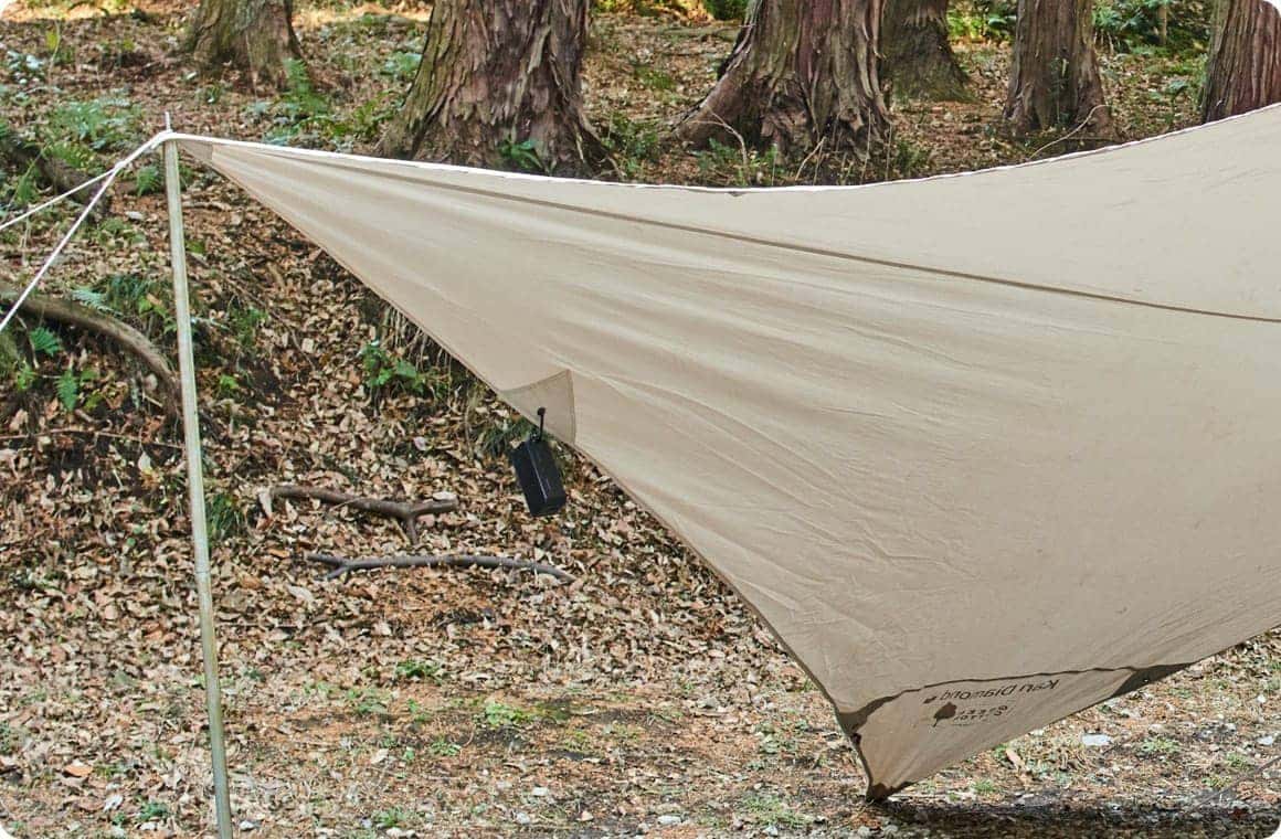 タープ両サイドのグロメットにスピーカーをぶら下げた画像