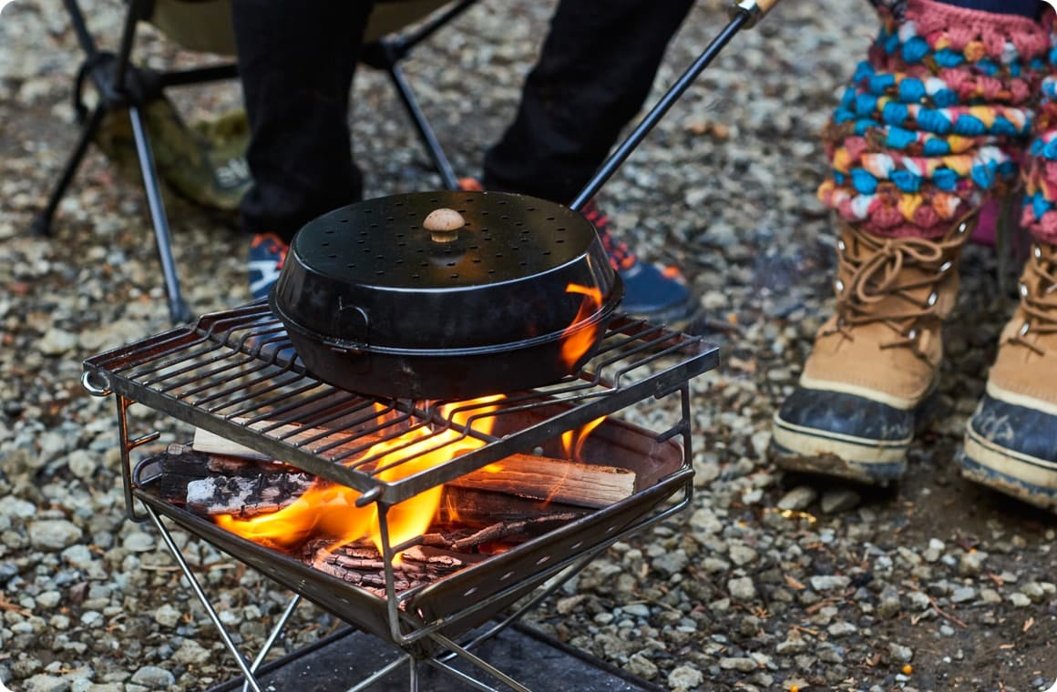 焚き火でポップコーンを作る画像