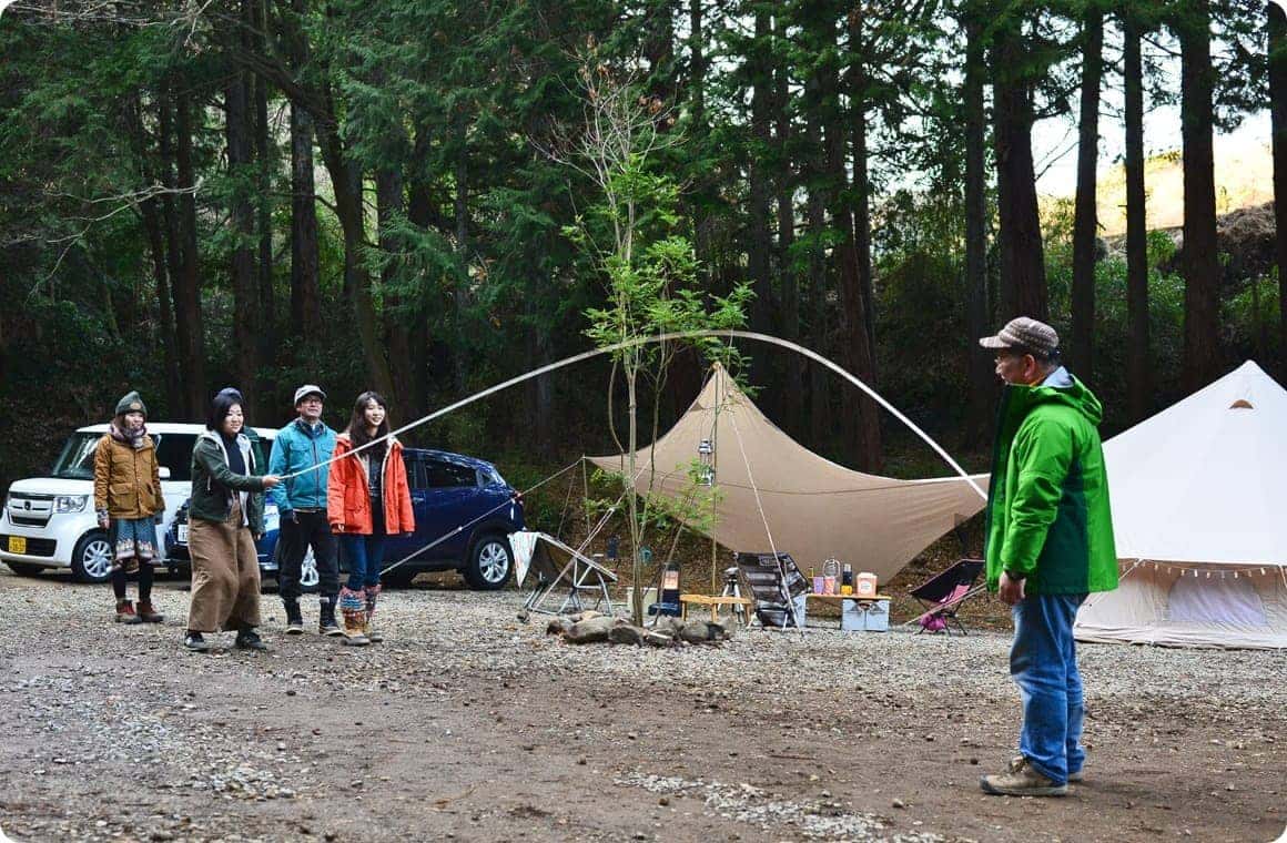 大縄跳びで縄を回し始める画像