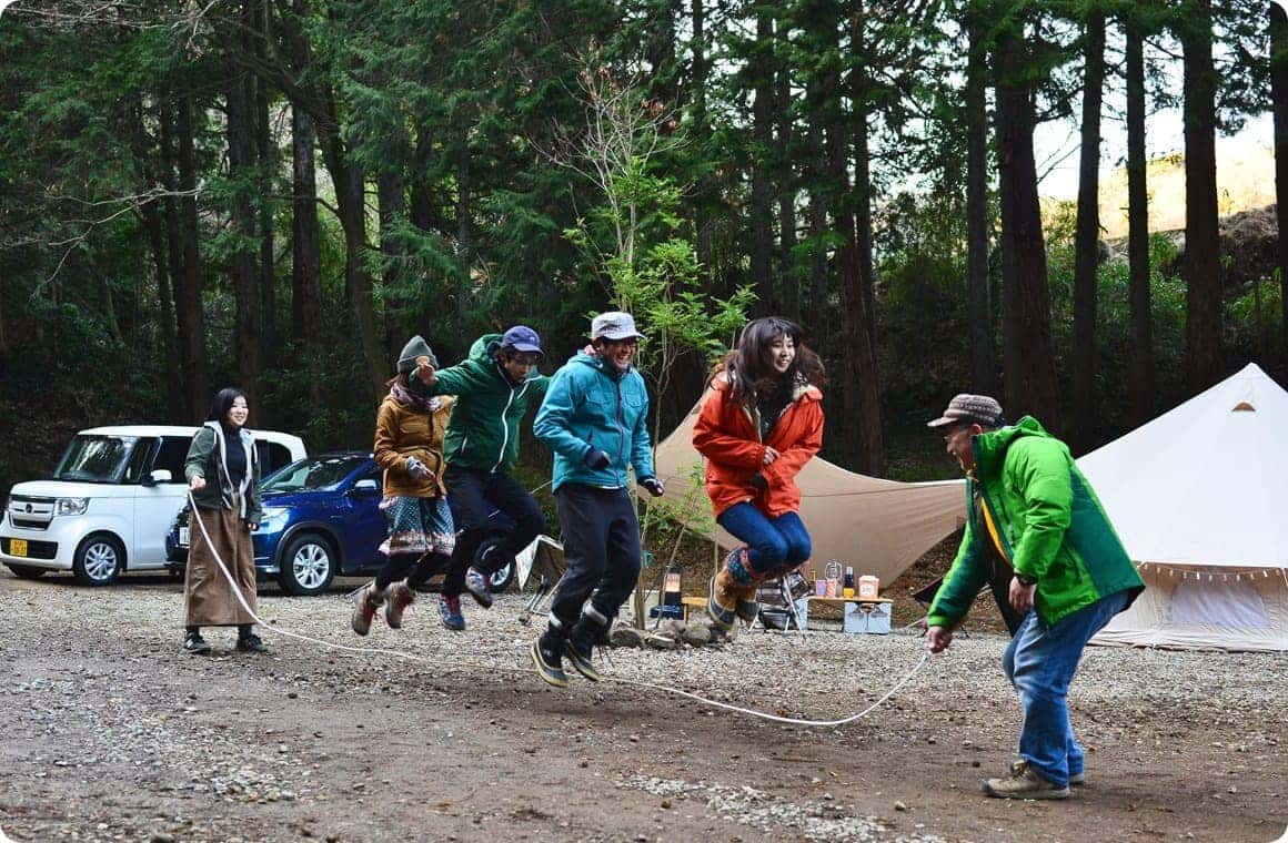 大縄跳びをする画像