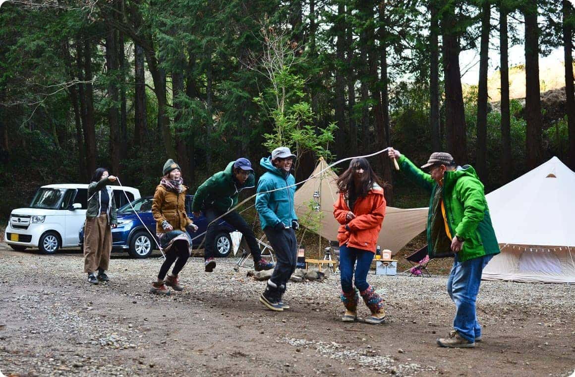 大縄跳びで縄に引っかかる画像