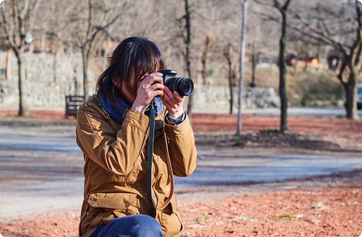 カメラを構える男性の画像