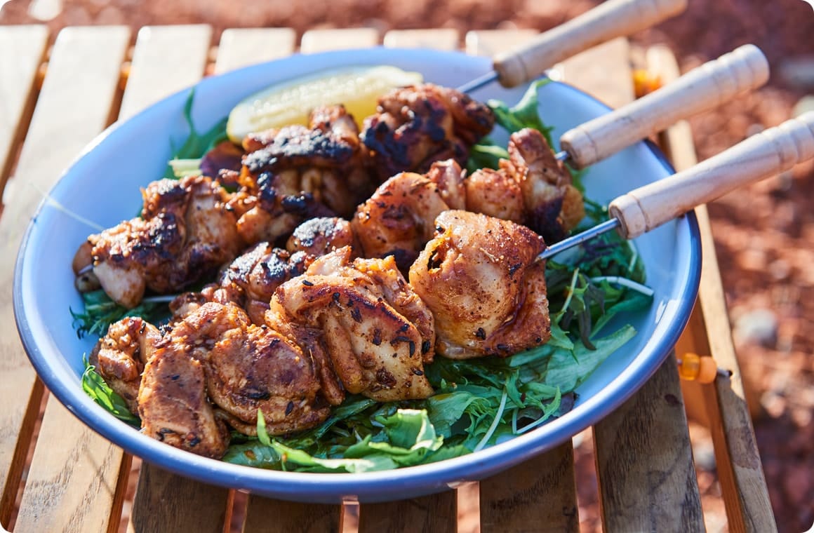 半逆光で撮影したスパイシーチキンの画像