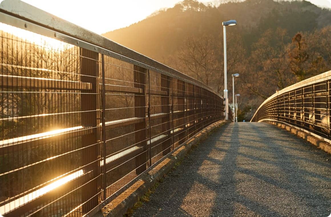 夕方の橋の写真