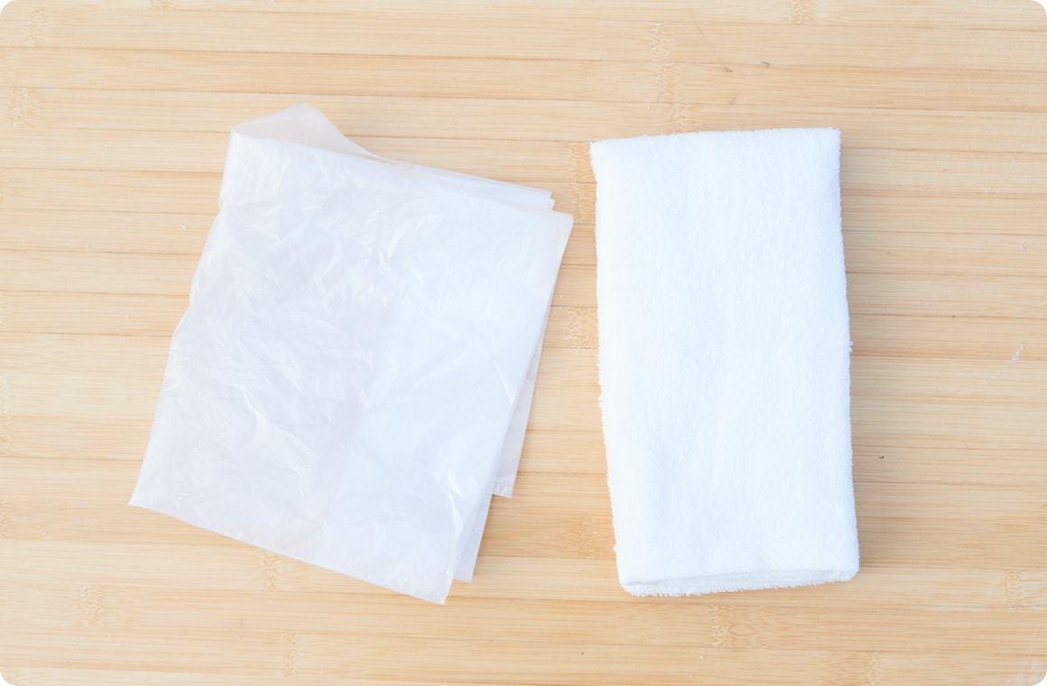 半透明のゴミ袋と白いタオルの写真