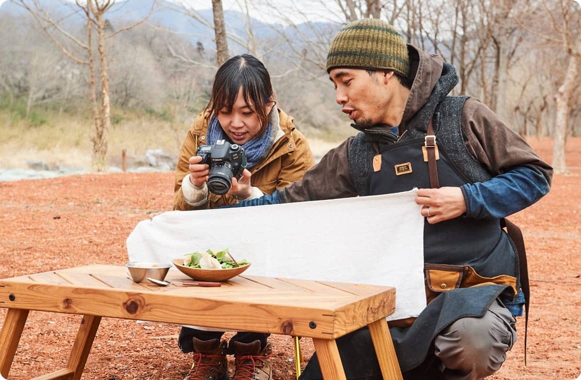 タオルをレフ板がわりに広げて写真を撮るこいしゆうかと猪俣さんの画像