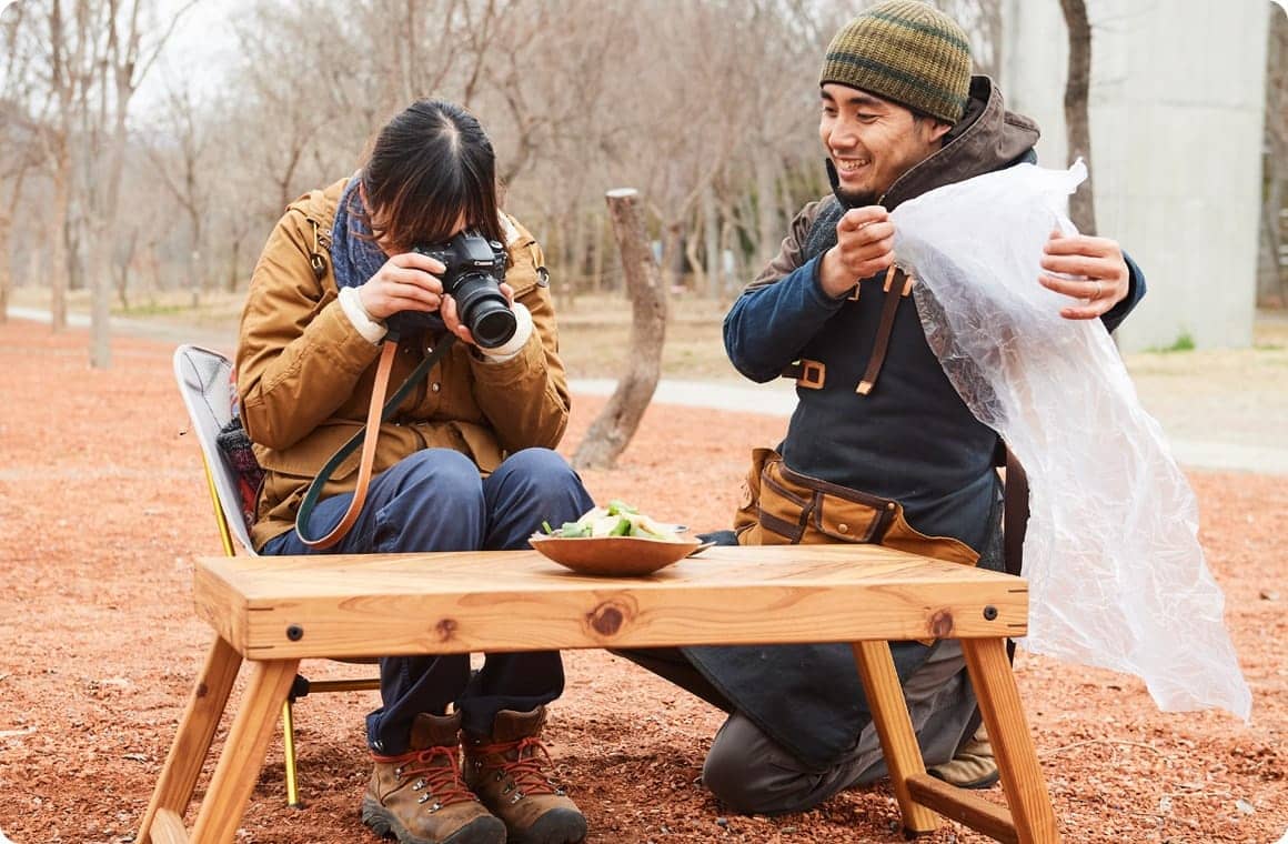 ゴミ袋を使って撮影するこいしゆうかと猪俣さんの画像