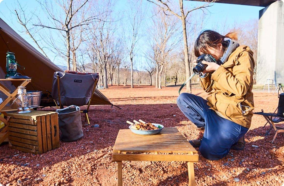 写真を撮るこいしゆうかの画像