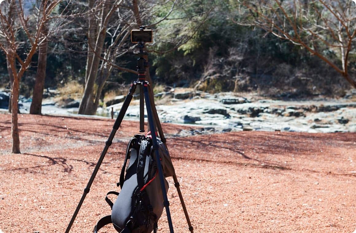 スマートフォンを三脚で固定した画像