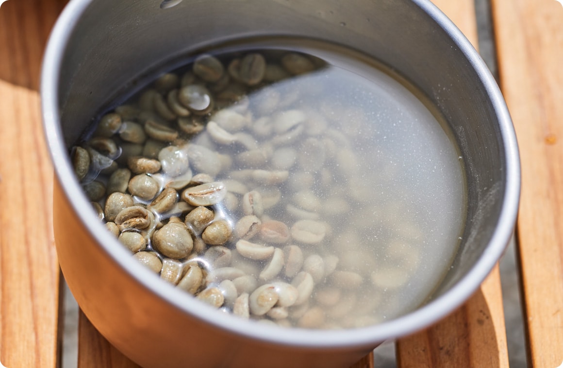 水に浸した生豆の画像