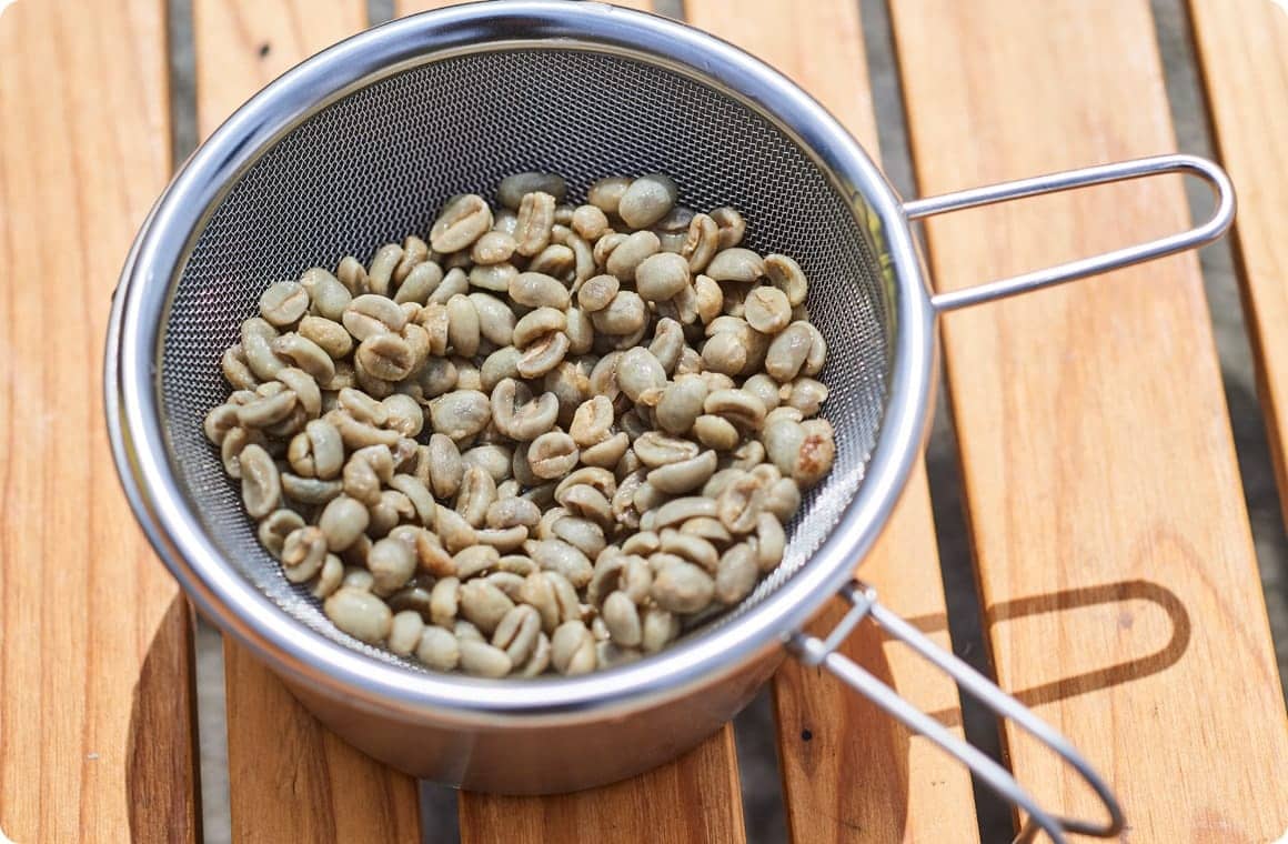 豆をザルに入れて水を切る画像