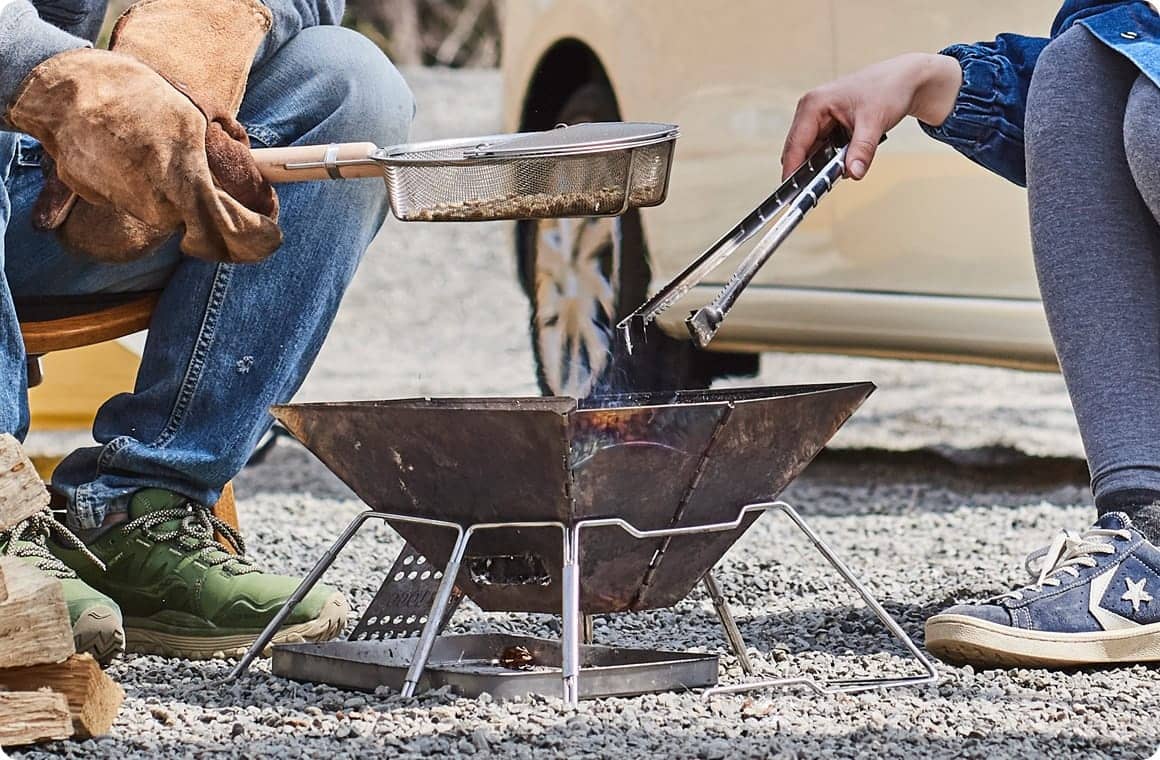 コーヒー豆を煎る画像