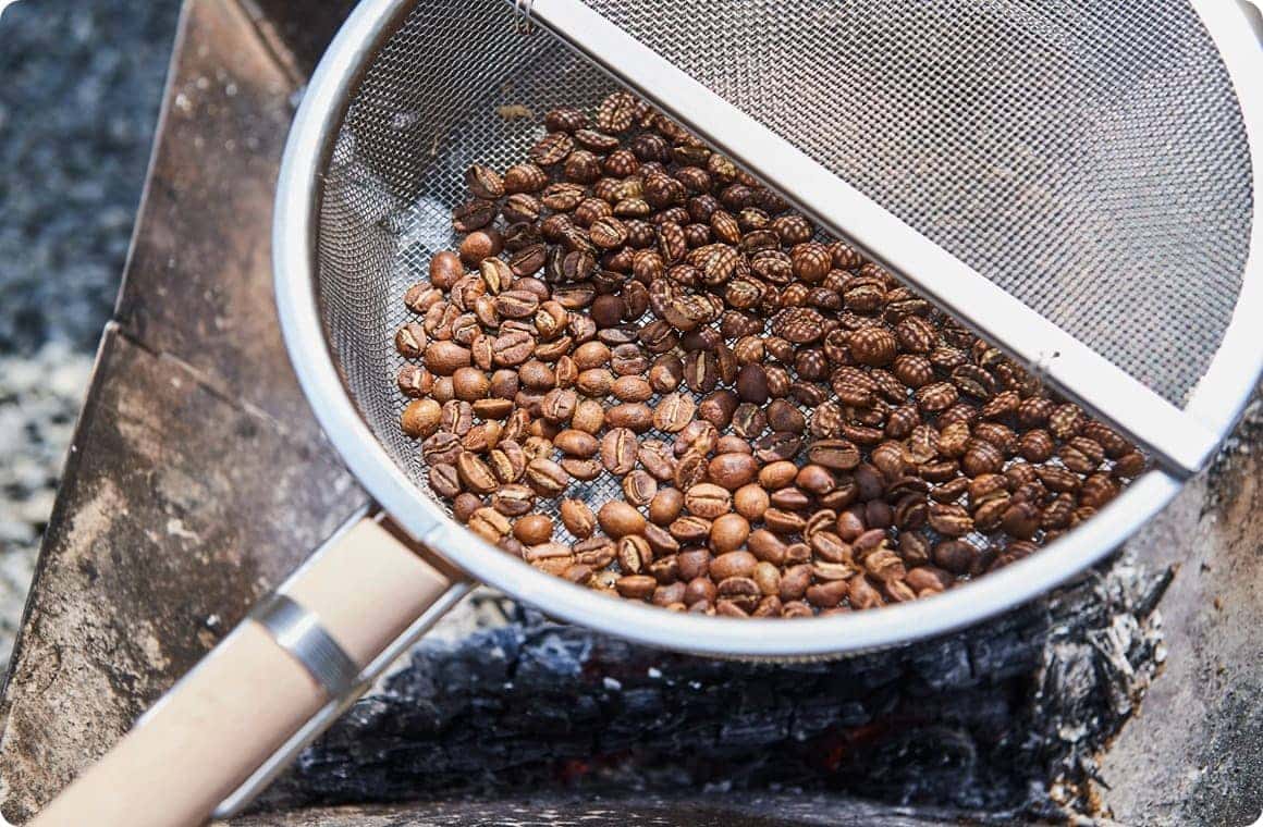  爆ぜ（1回目）が終わった豆の画像