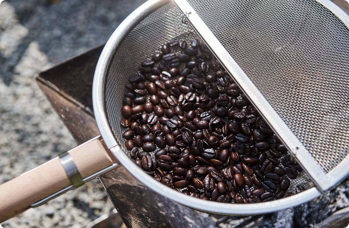 深煎りした豆の画像