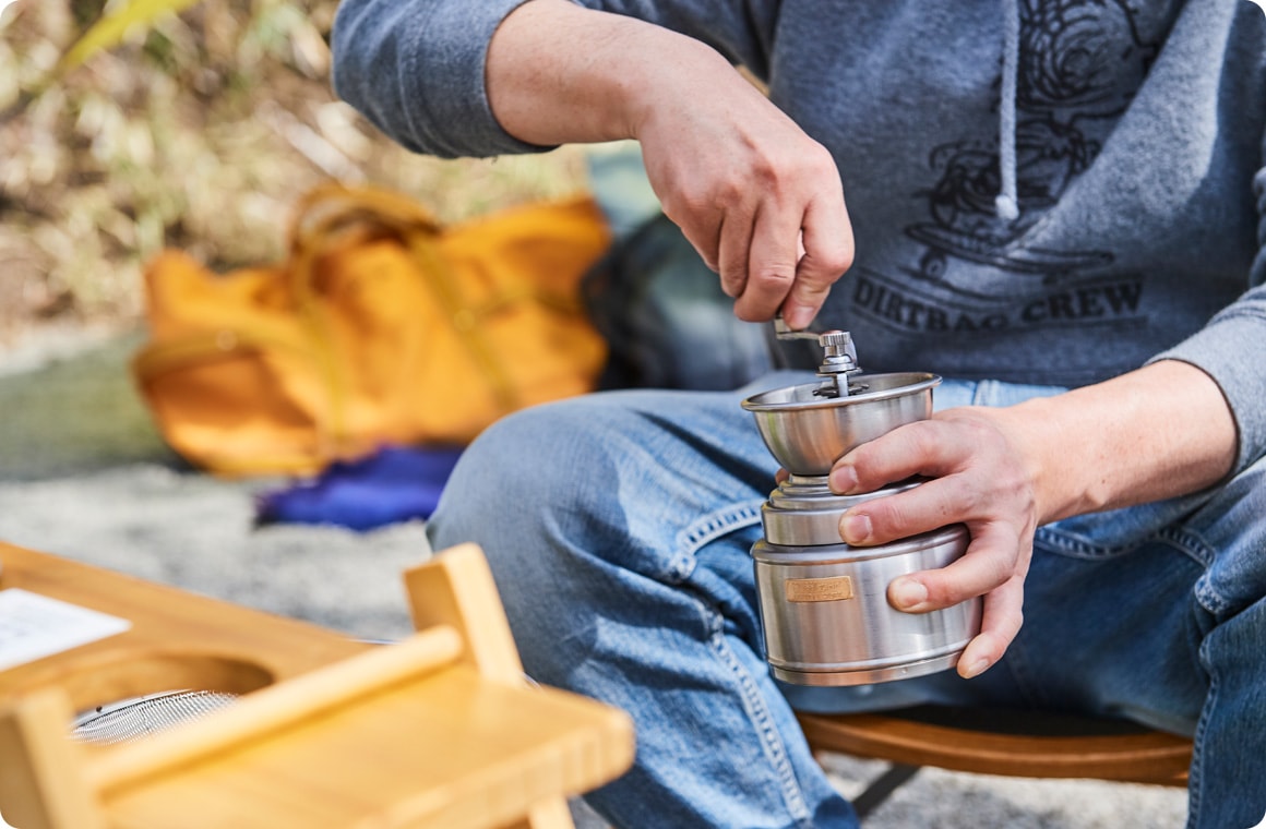 ミルで豆を挽くマスターの画像