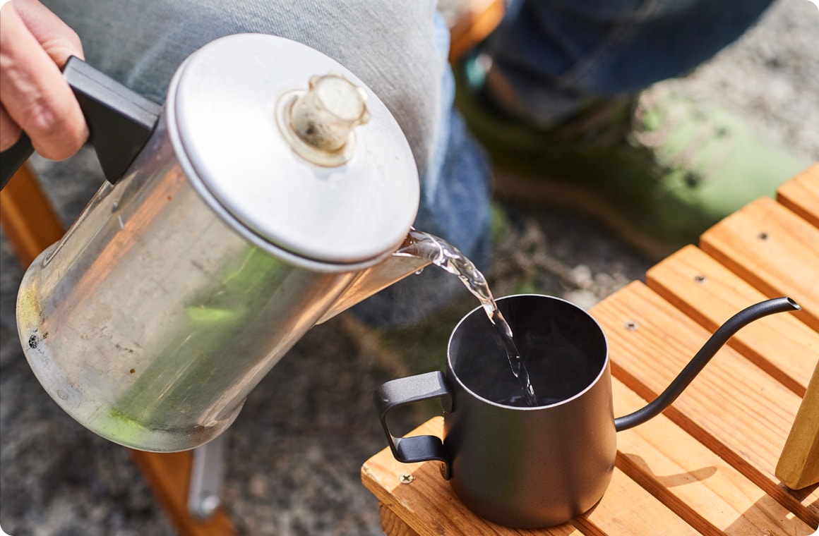 お湯をケトルからドリップ用ポットに入れ替える画像