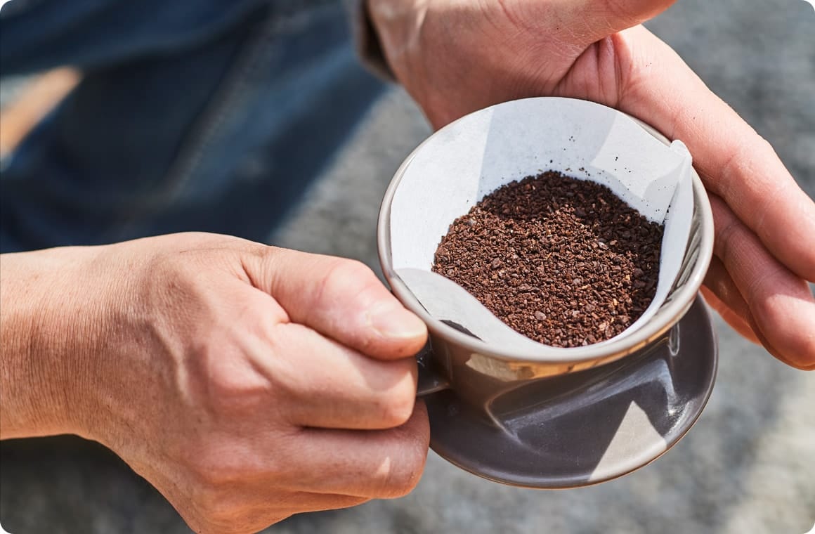 紙フィルターに豆を入れる画像