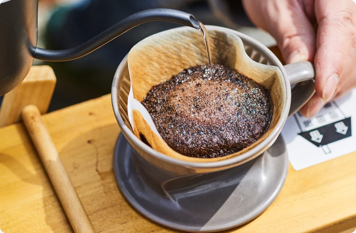 コーヒーを淹れる画像