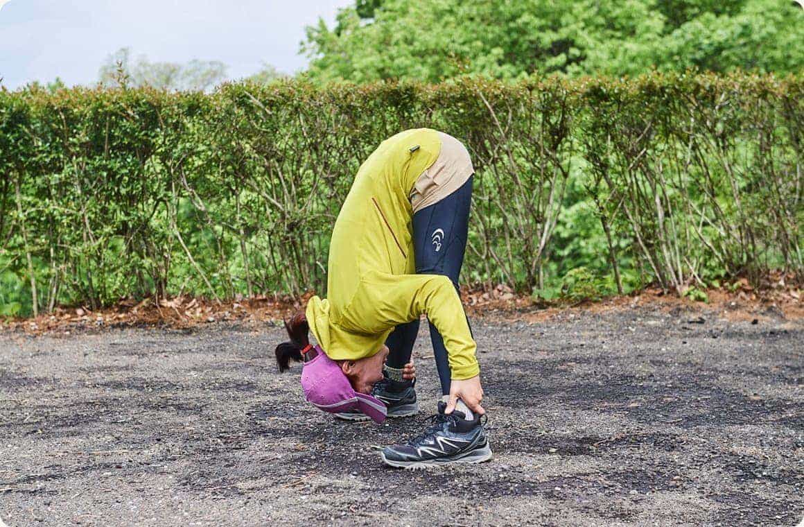 体を二つ折りにした画像