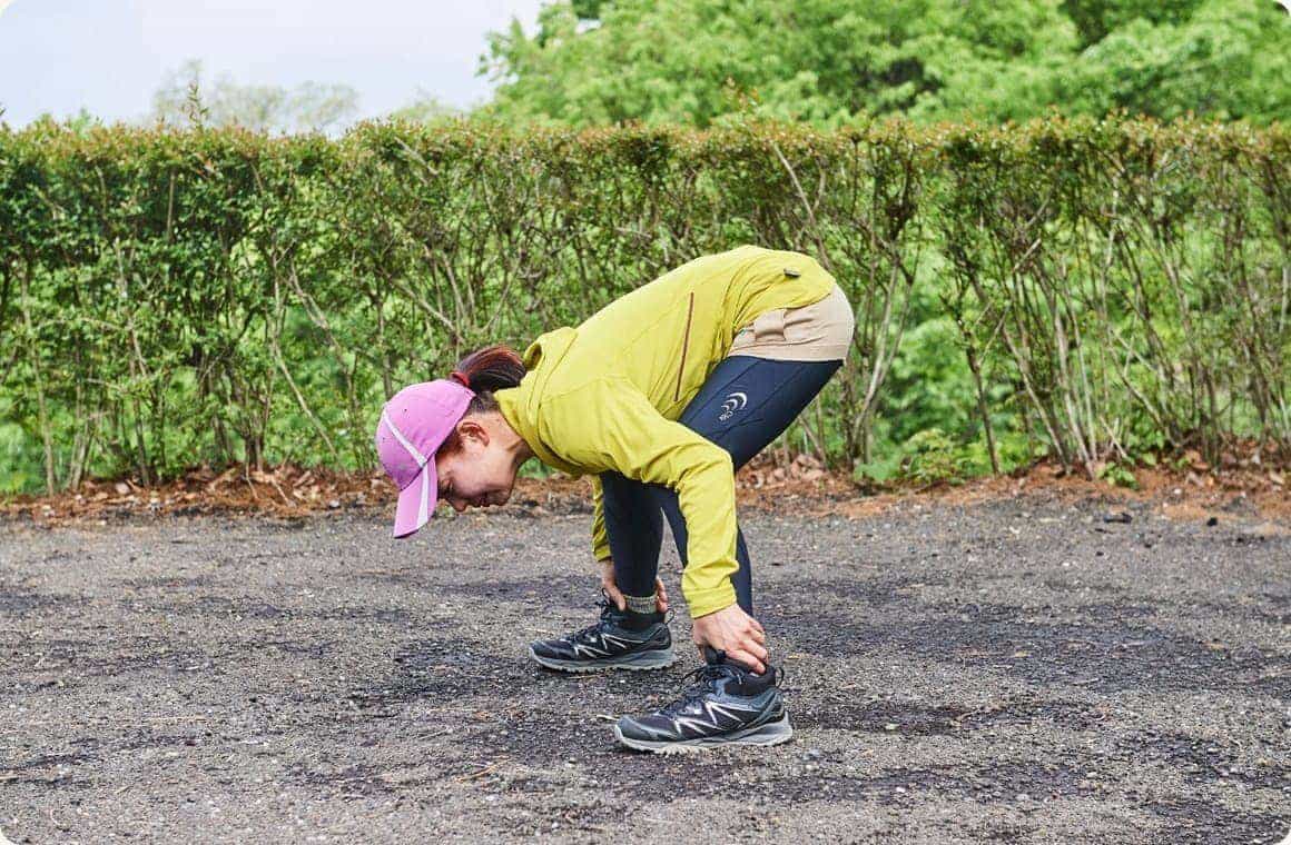 膝を曲げて体を二つ折りにする画像