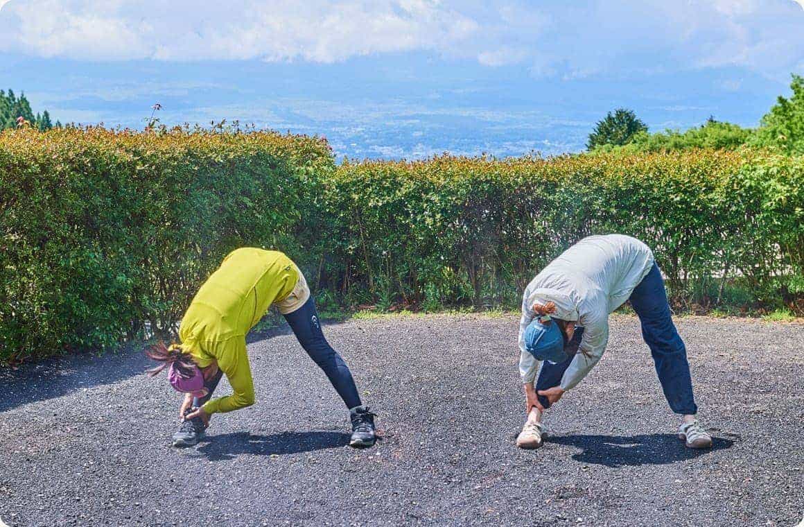 右足を両手で掴み、おでこをすねに近づけて呼吸する画像
