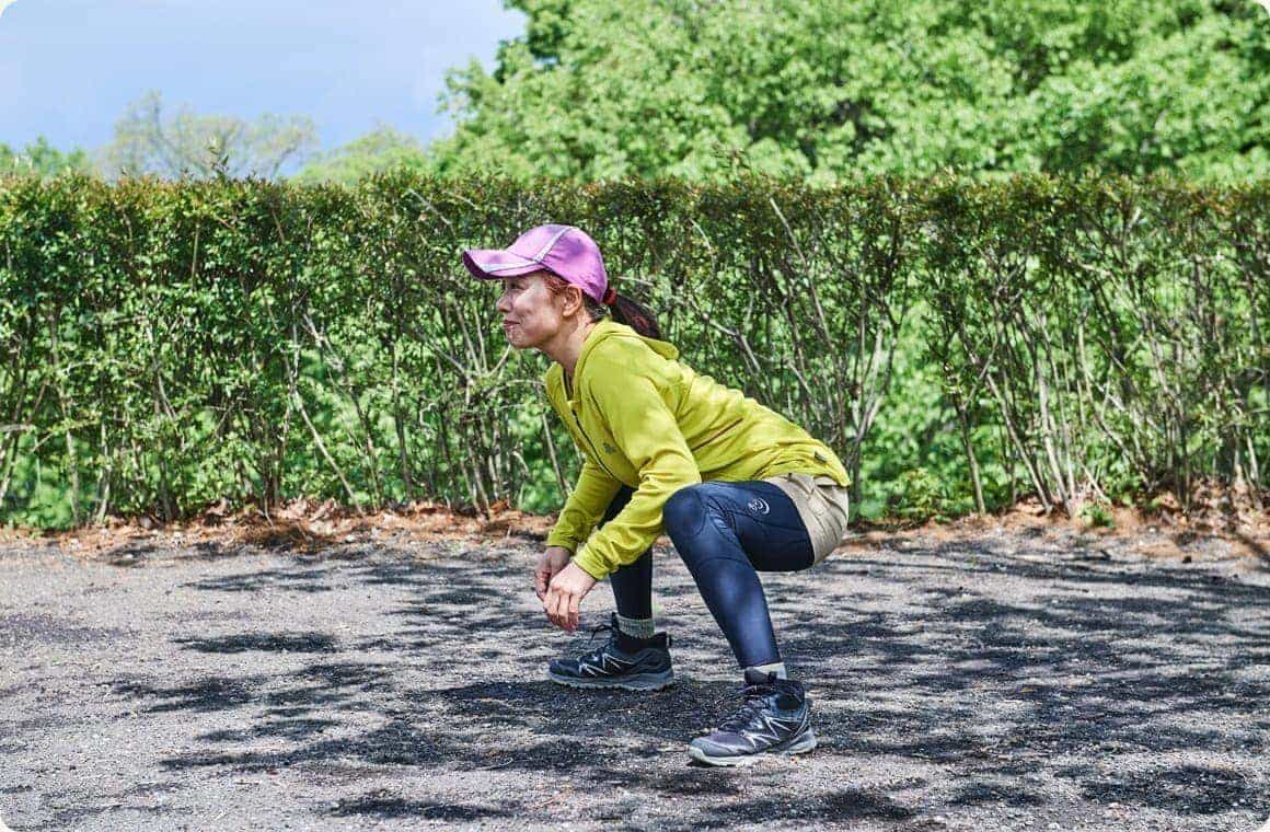 中腰になった画像