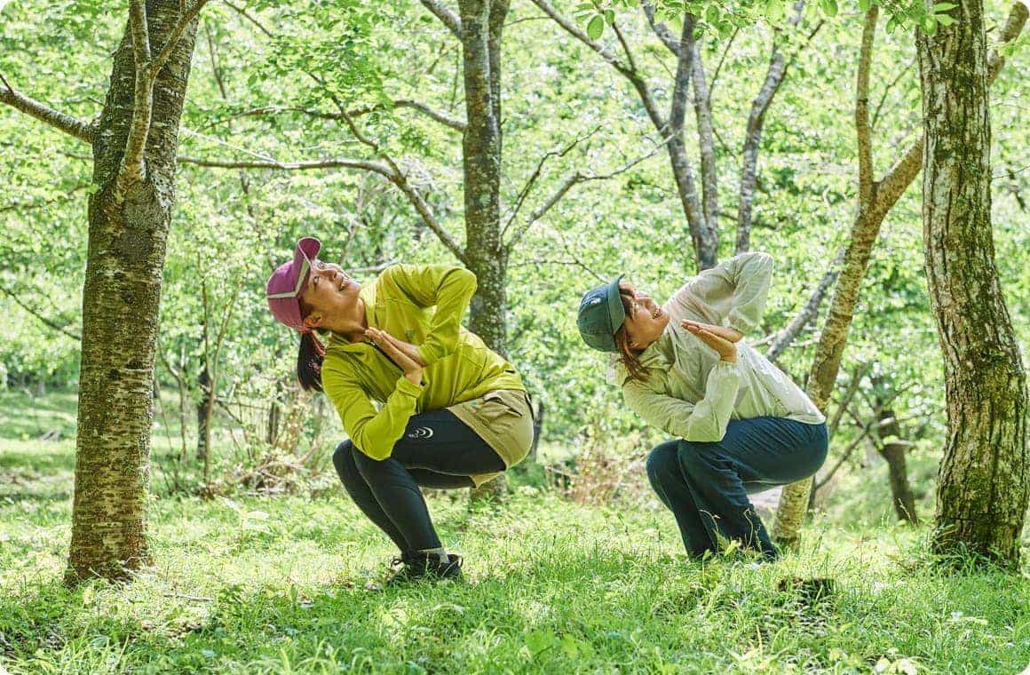 椅子のねじりのポーズの画像