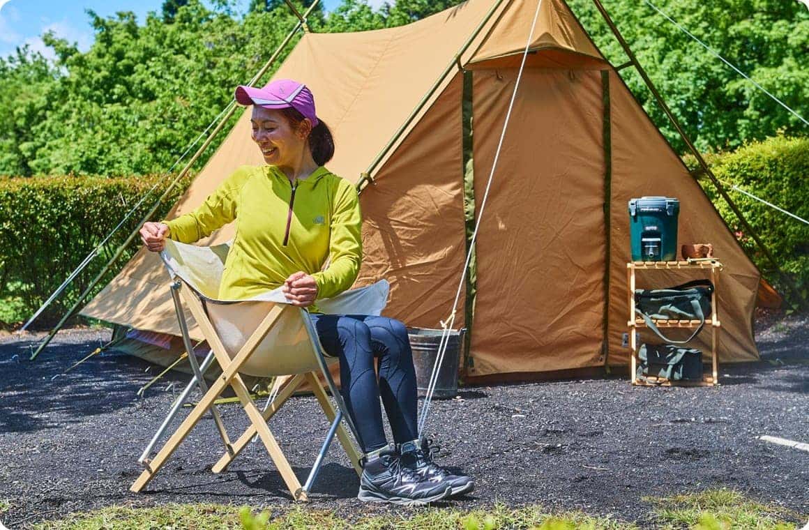 チェアに座り、体を右にねじる画像