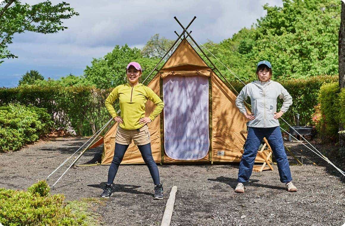 手を腰に置き、足の幅を肩幅の1.5倍に広げた画像