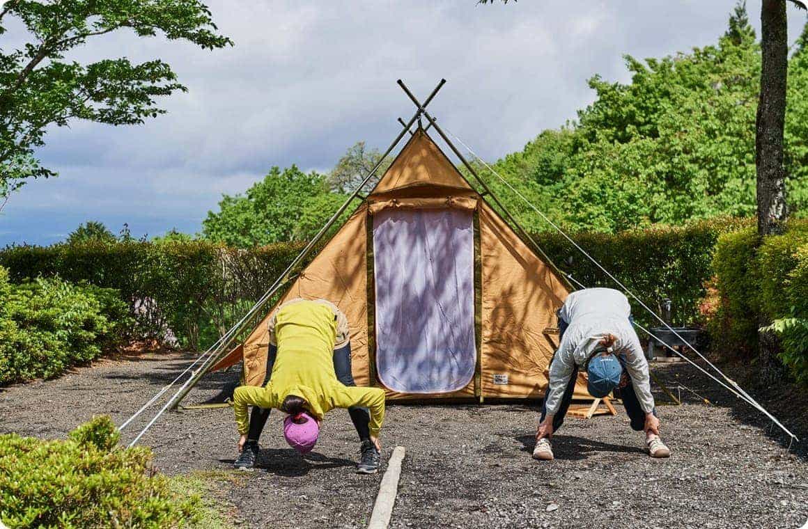 体を2つ折りにした画像