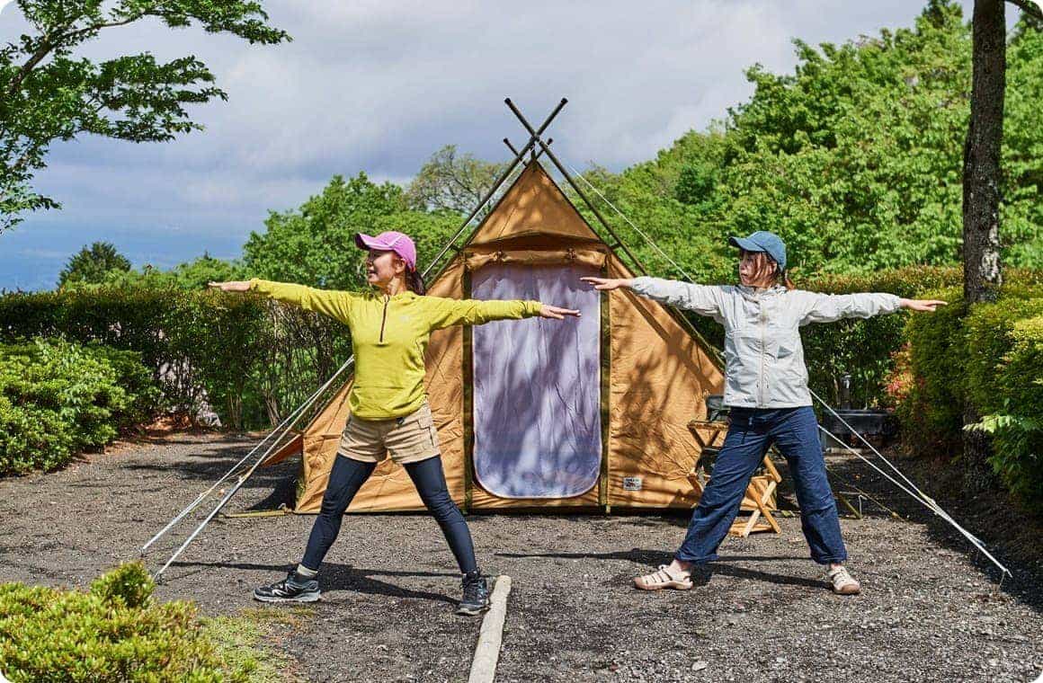 両手を地面と平行に広げ、右の足先を横90度に向けた画像