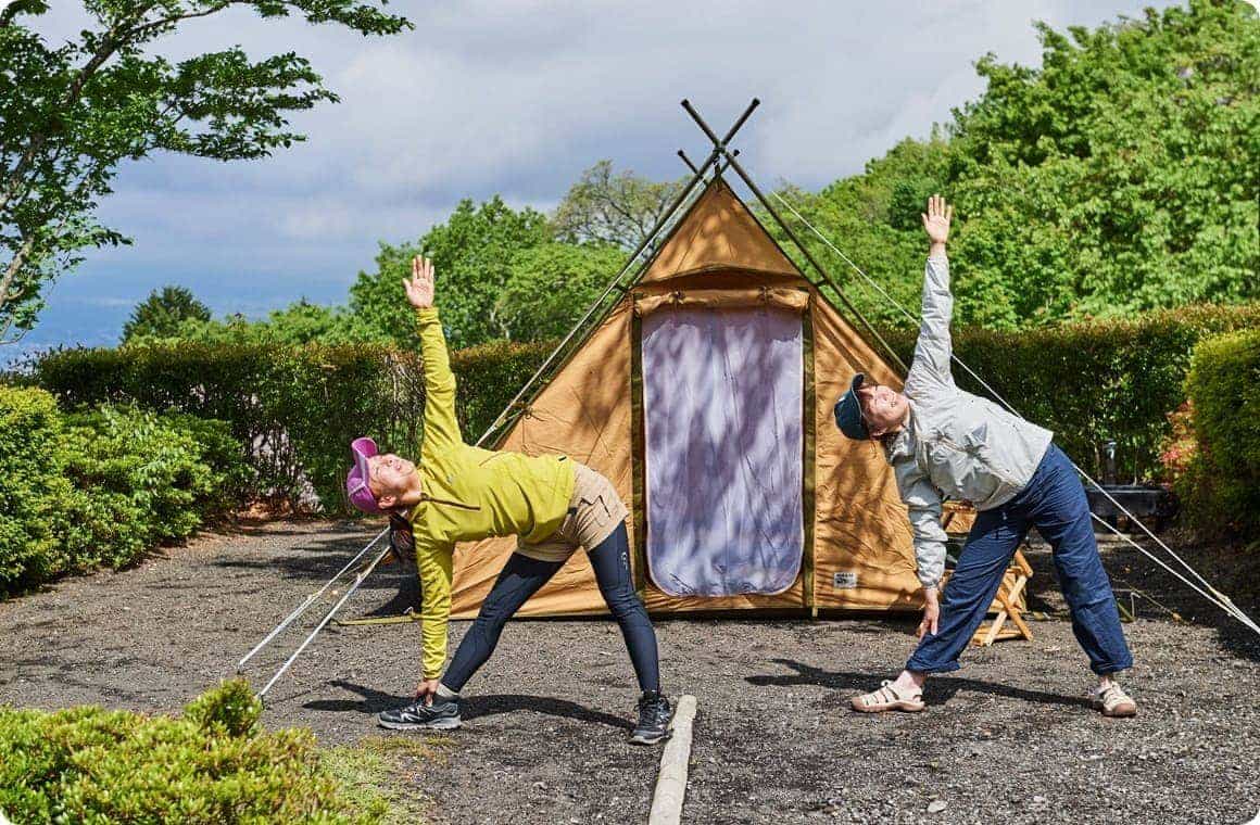 息を吐きながら右手が下、左手が上になるように体を傾けた画像