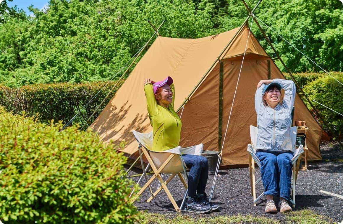 ヨガをするこいしゆうかと猪瀬さんの画像