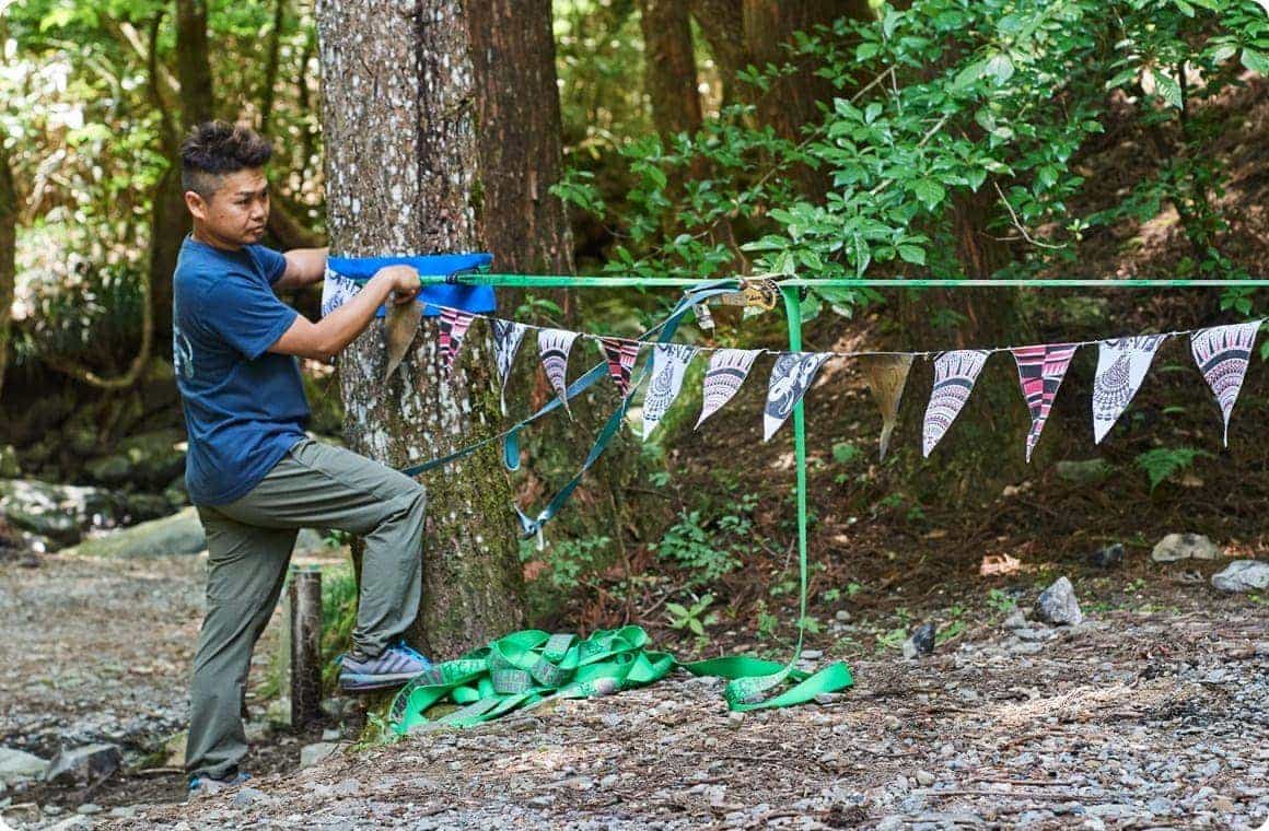 スラックラインにガーランドを飾りつける画像