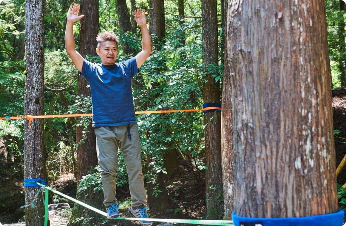 ラインの上で片足立ちをする上田さんの画像