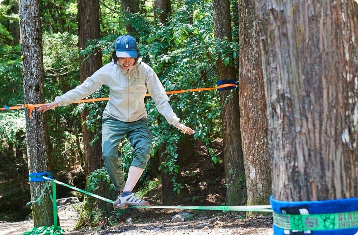 スラックライン上で片足立ちに挑戦するこいしゆうかの画像