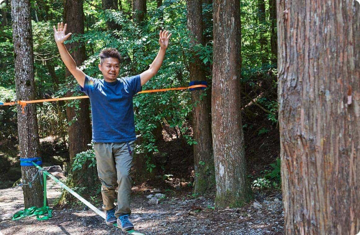 ラインの上で歩く上田さんの画像